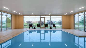 Piscina coperta, lettini