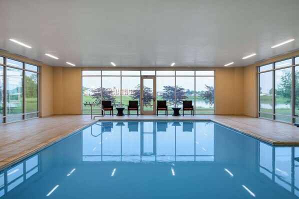 Indoor pool, pool loungers - Wyndham Westfield (Westfield)