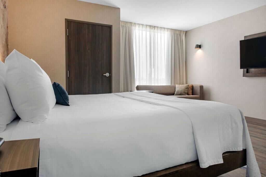 Premium bedding, desk, iron/ironing board, free cots/infant beds