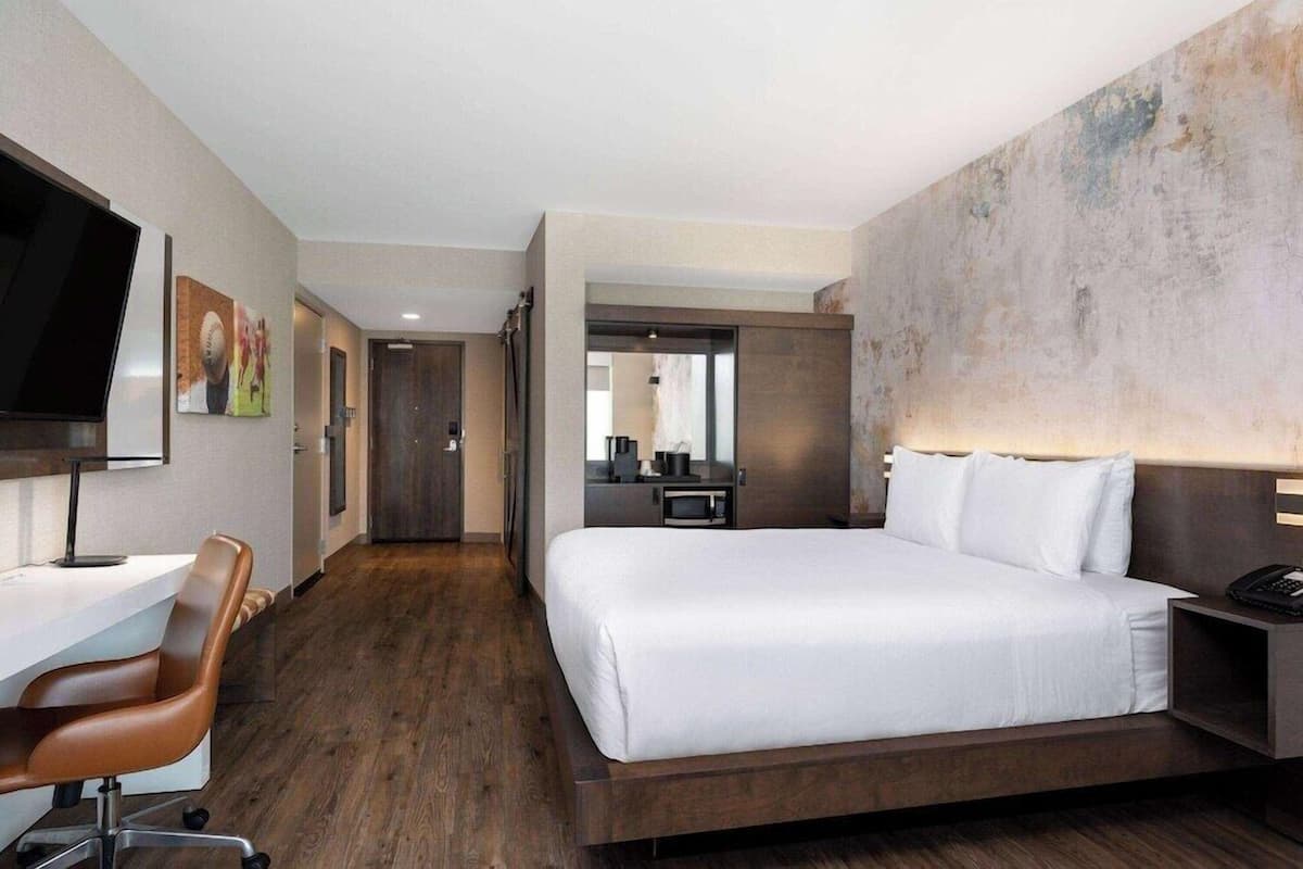 Roupas de cama premium, escrivaninha, ferros/tábuas de passar roupa