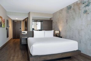 Huone, 1 suuri parisänky, tupakointi kielletty | Ylelliset vuodevaatteet, työpöytä, silitysrauta/-lauta