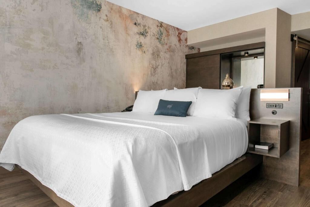 Premium bedding, desk, iron/ironing board, free cots/infant beds