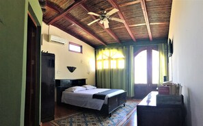 Premium bedding, desk, free WiFi