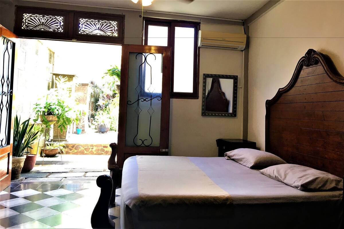 Premium bedding, desk, free WiFi