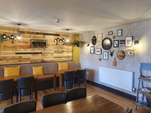 Lunch and dinner served - Cuttle Bridge Inn Hotel (Sutton Coldfield)
