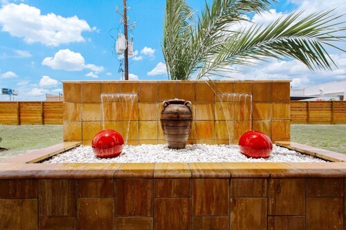 Palace Inn and Suites - Willowbrook Mall