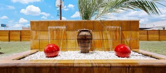 Palace Inn and Suites - Willowbrook Mall