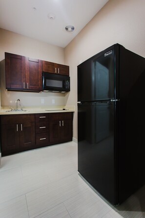 Fridge, microwave - Palace Inn and Suites - Willowbrook Mall (Houston)
