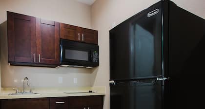 Palace Inn and Suites - Willowbrook Mall