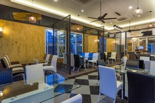 Breakfast, lunch, dinner served; Thai cuisine 