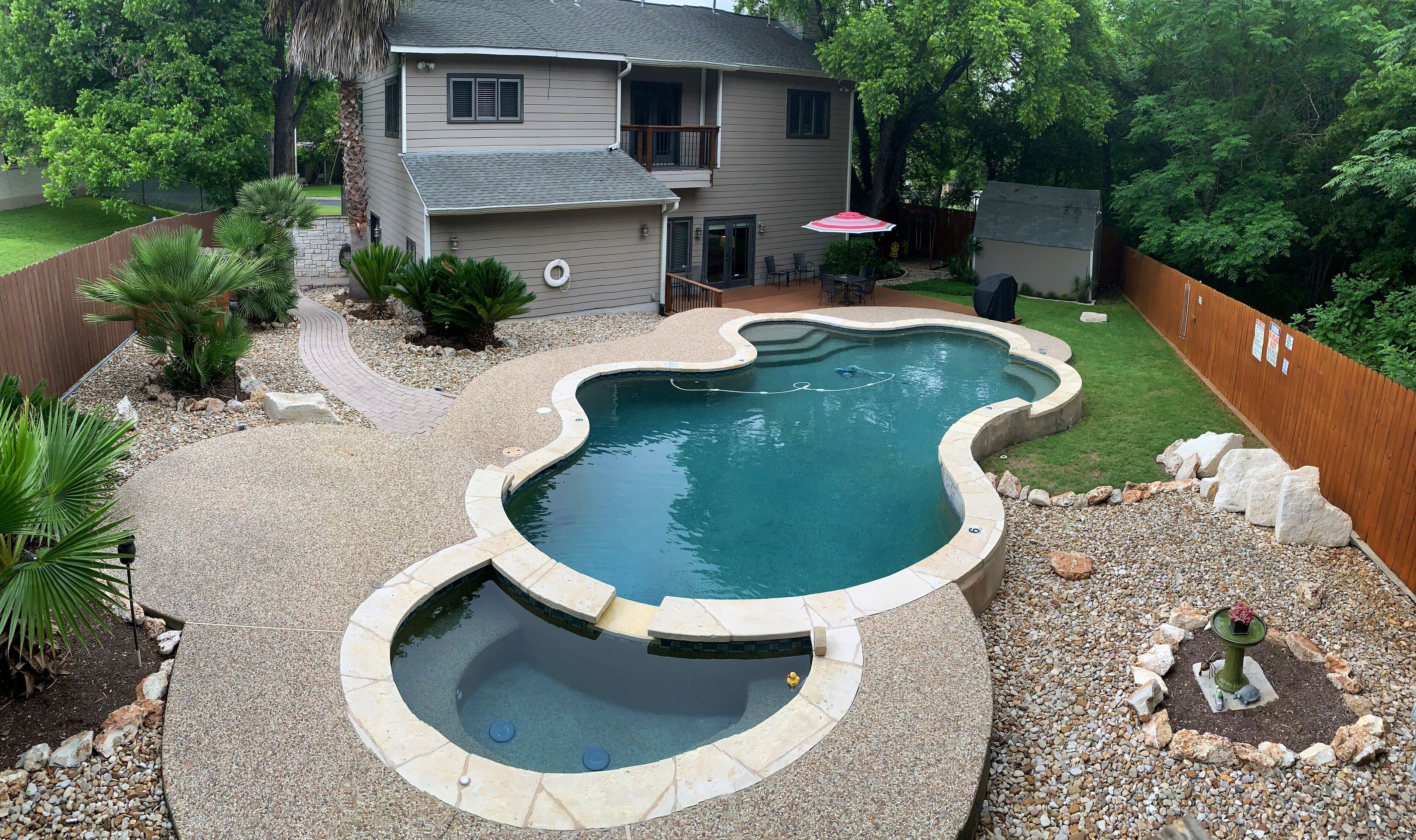 6-bedroom House, Large Pool, Beautiful Creek, Quiet Neighborhood