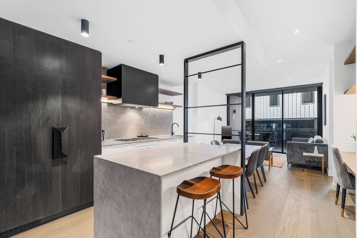 Full-sized fridge, microwave, oven, stovetop