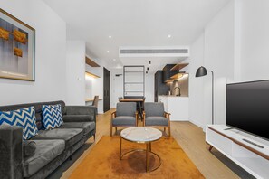 Leilighet – standard, 2 soverom | Oppholdsområde | En 50-tommers LCD-TV med digitale kanaler samt TV