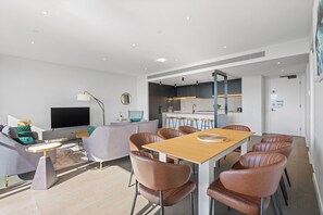 Appartement, 3 chambres, 2 salles de bains | Aire de séjour | Téléviseur ACL de 50 po avec télévision numérique, téléviseur