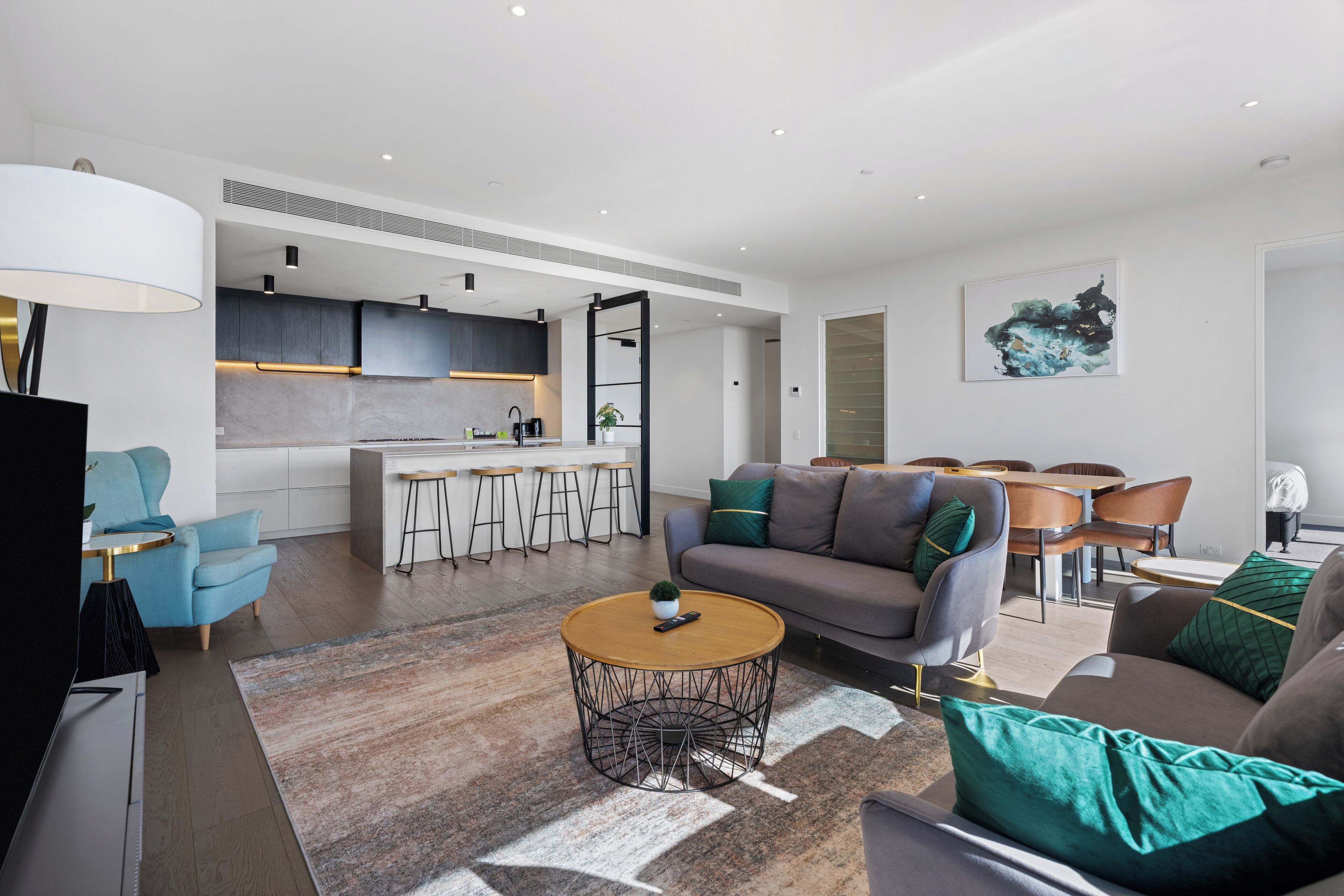 Un salon moderne avec un canapé, une table basse et un coin repas.