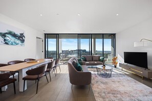 Appartement, 3 chambres, 2 salles de bains | Aire de séjour | Téléviseur ACL de 50 po avec télévision numérique, téléviseur