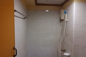 Habitació estàndard | Bany | Dutxa, articles de tocador gratuïts i tovalloles 