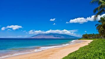 Beach nearby, sun loungers, beach towels
