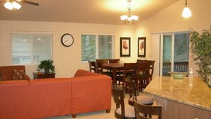 Un espacio habitable compacto con cocina, comedor y sofá.