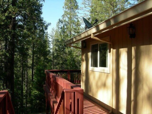 Kaunis perhekoti Pine Mtn: llä. Järvi - kansi, ilmastointi, WiFi lähelläYosemite
