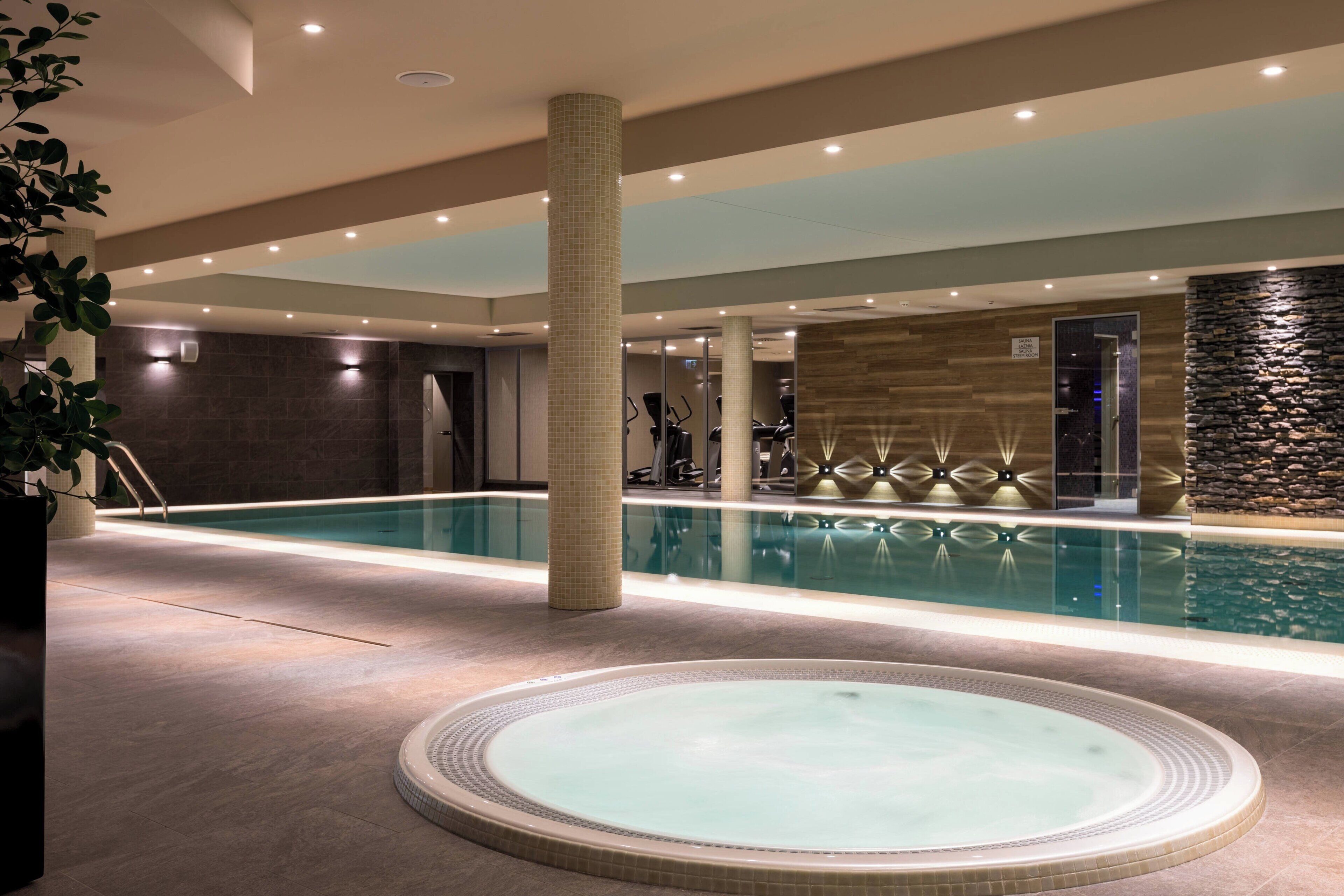 Piscina interna, espreguiçadeiras
