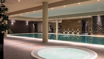 Piscina interna, espreguiçadeiras