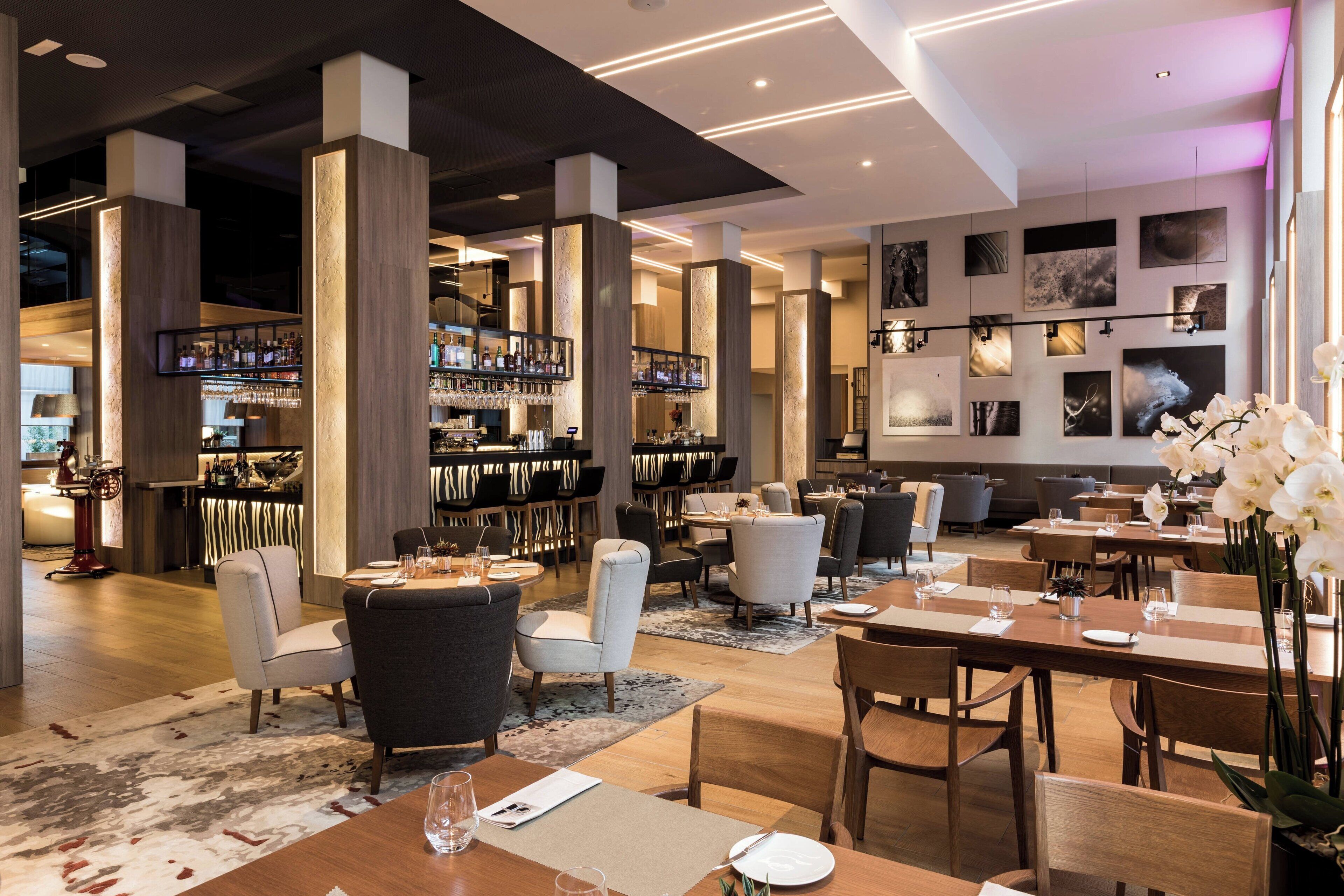 breakfast, lunch, dinner served; international cuisine