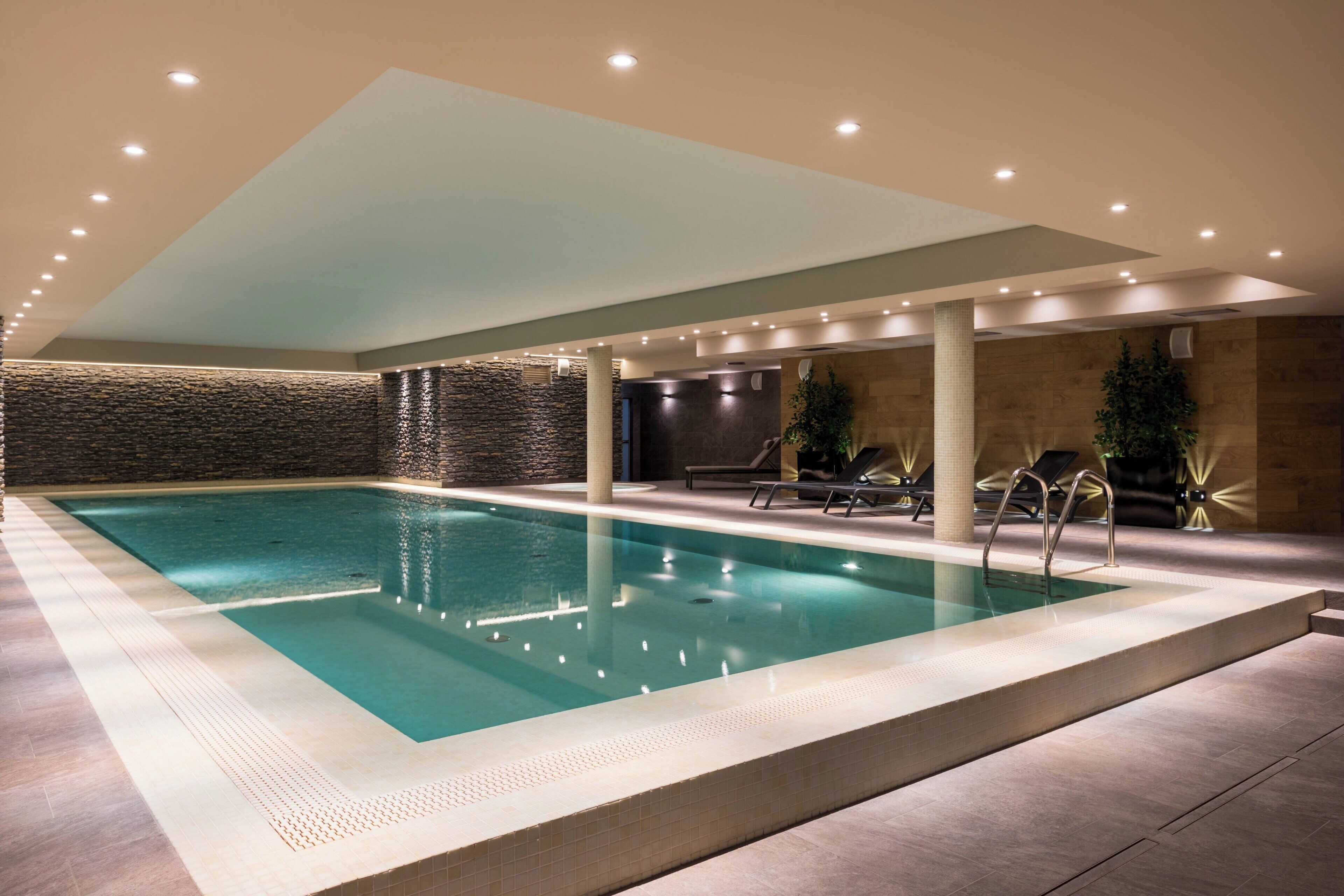Indoor pool, sun loungers
