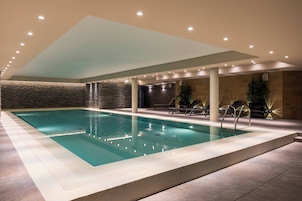 Indoor pool, sun loungers