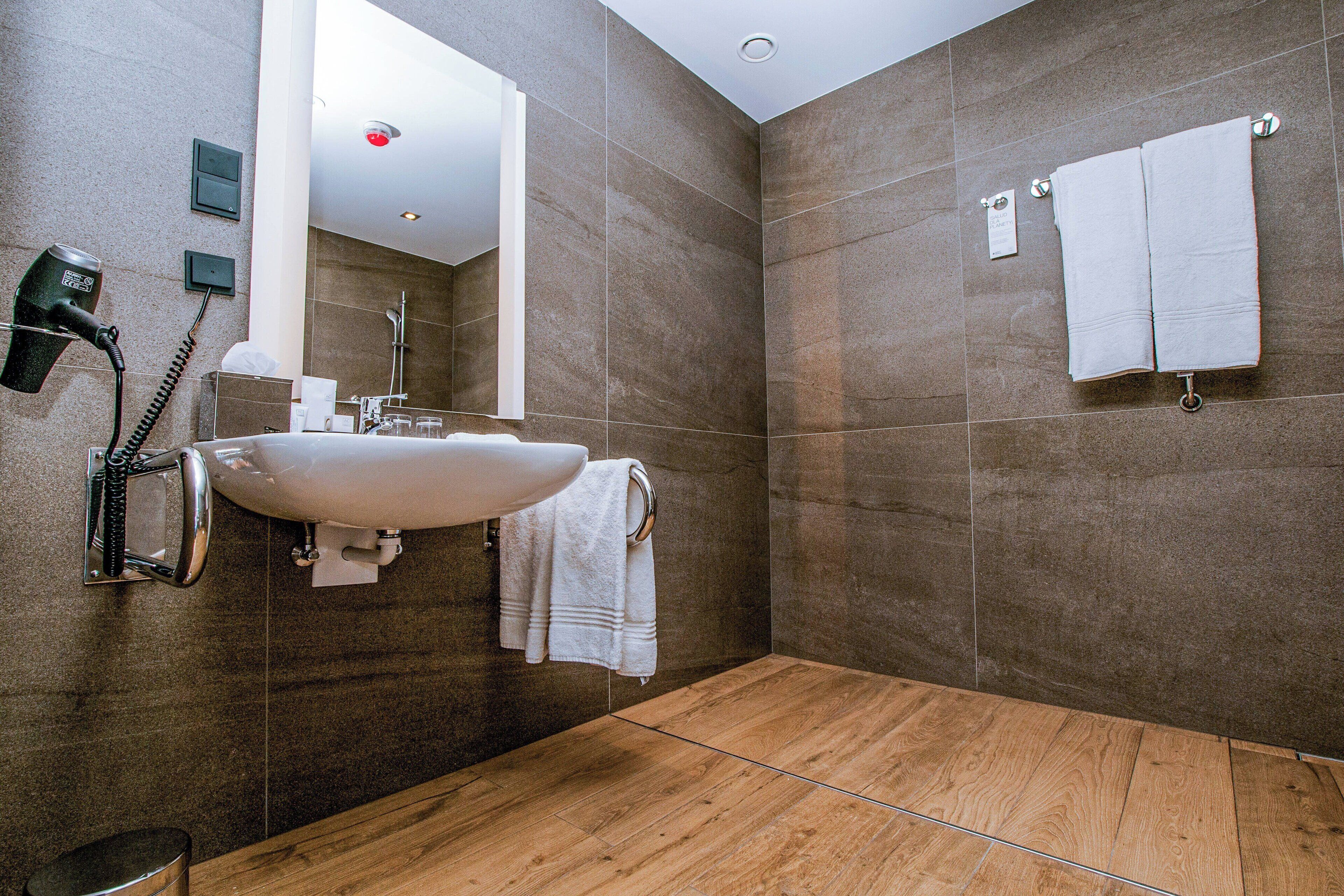 standard room, 1 king bed | bathroom | free toiletries, hair dryer, bathrobes, slippers