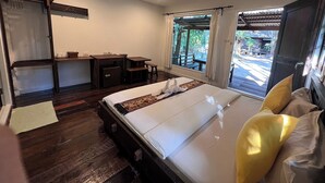 Une chambre à coucher avec un lit, un bureau et une fenêtre avec des rideaux.