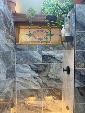 Dusche, Haartrockner, Handtücher, Seife