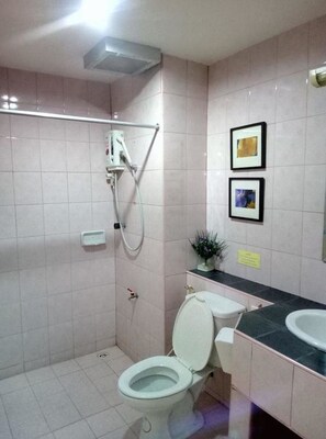 Shower, free toiletries, towels - Pearl Place Hotel (Hat Yai)