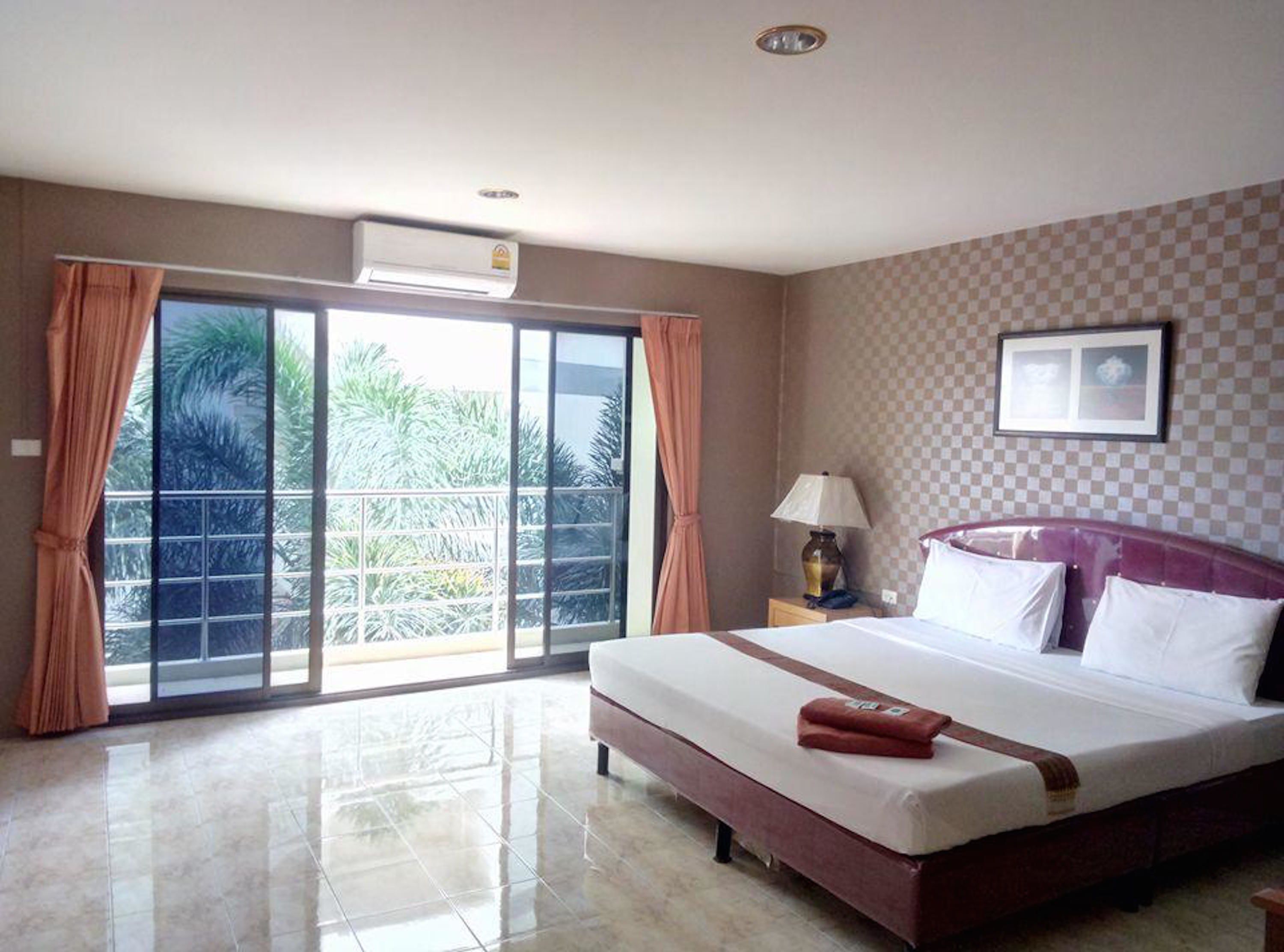 Desk, blackout curtains, rollaway beds, free WiFi