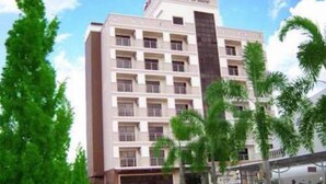 A multi-story hotel with a prominent sign reading "Pearl Place." - Pearl Place Hotel (Hat Yai)