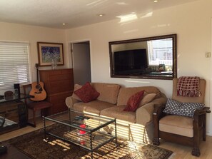 Smart TV, Netflix, DVD player, streaming services - "THE ORCHID COTTAGE" PETS OK!            (Morro Bay)