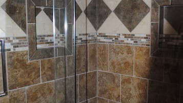 Douche, sèche-cheveux, serviettes fournies, savon