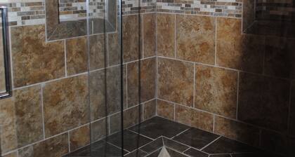 On the Wine Trail - Minutes to Giant City, Shawnee Forest, SIU - Amazing Shower