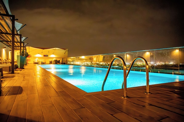 Outdoor pool, pool loungers