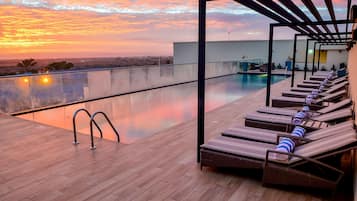 Utendørsbasseng og solsenger