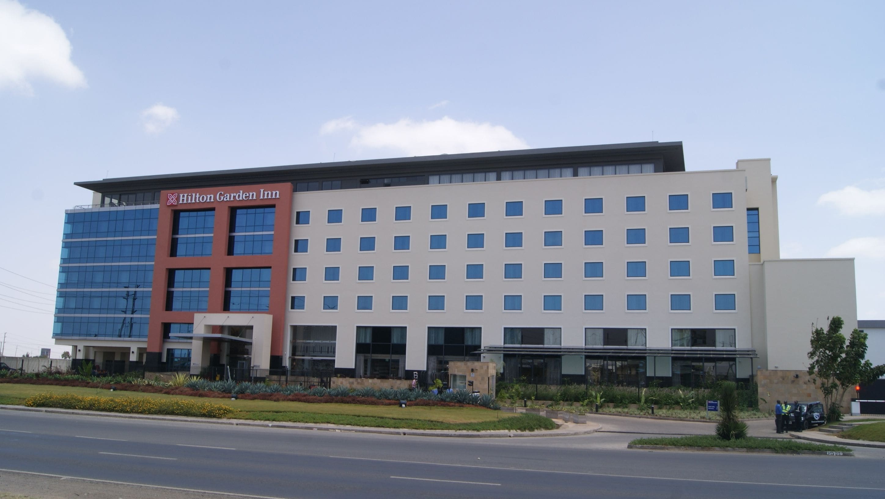 Hilton Garden Inn -hotelli, jossa on moderni muotoilu. Sen julkisivut ovat yhdistelmä lasia ja betonia, ja siinä on useita kerroksia sekä kauniisti maisemoitu etualue.
