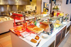 Daily buffet breakfast (USD 18 per person) - Hilton Garden Inn Nairobi Airport (Nairobi)