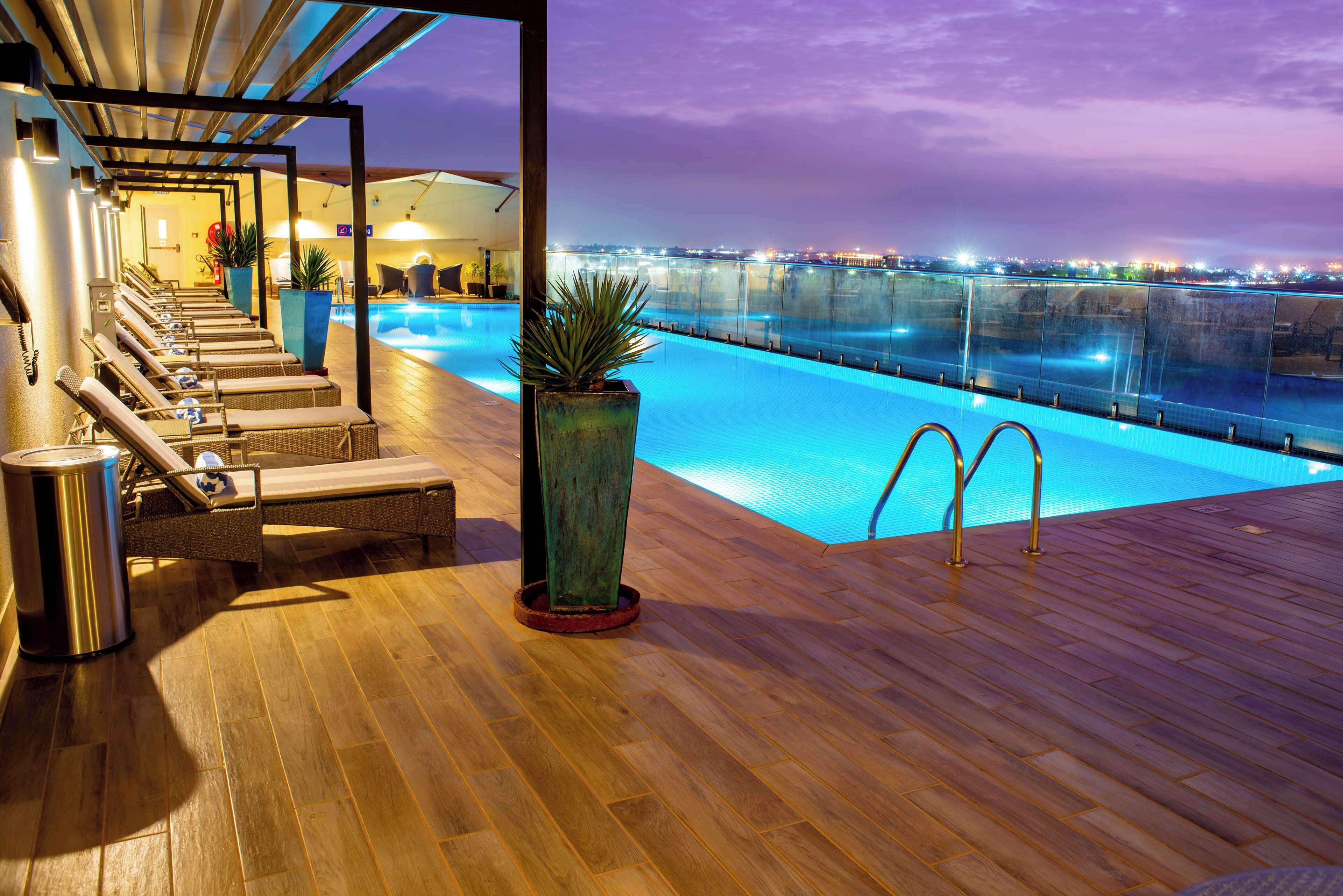 室外游泳池，日光浴躺椅