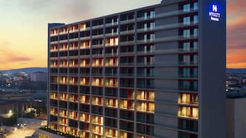 Voorkant accommodatie - avond/nacht