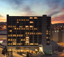 Konaklama yerinin ön cephesi - akşam/gece