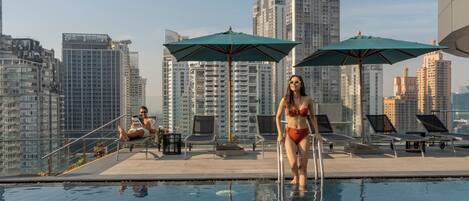 Piscina a l'aire lliure (horari: 06:00-21:00) i gandules