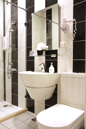 Habitación doble estándar, vista a la ciudad | Lavabo en el baño