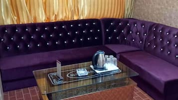 Business King Room | Living area | TV