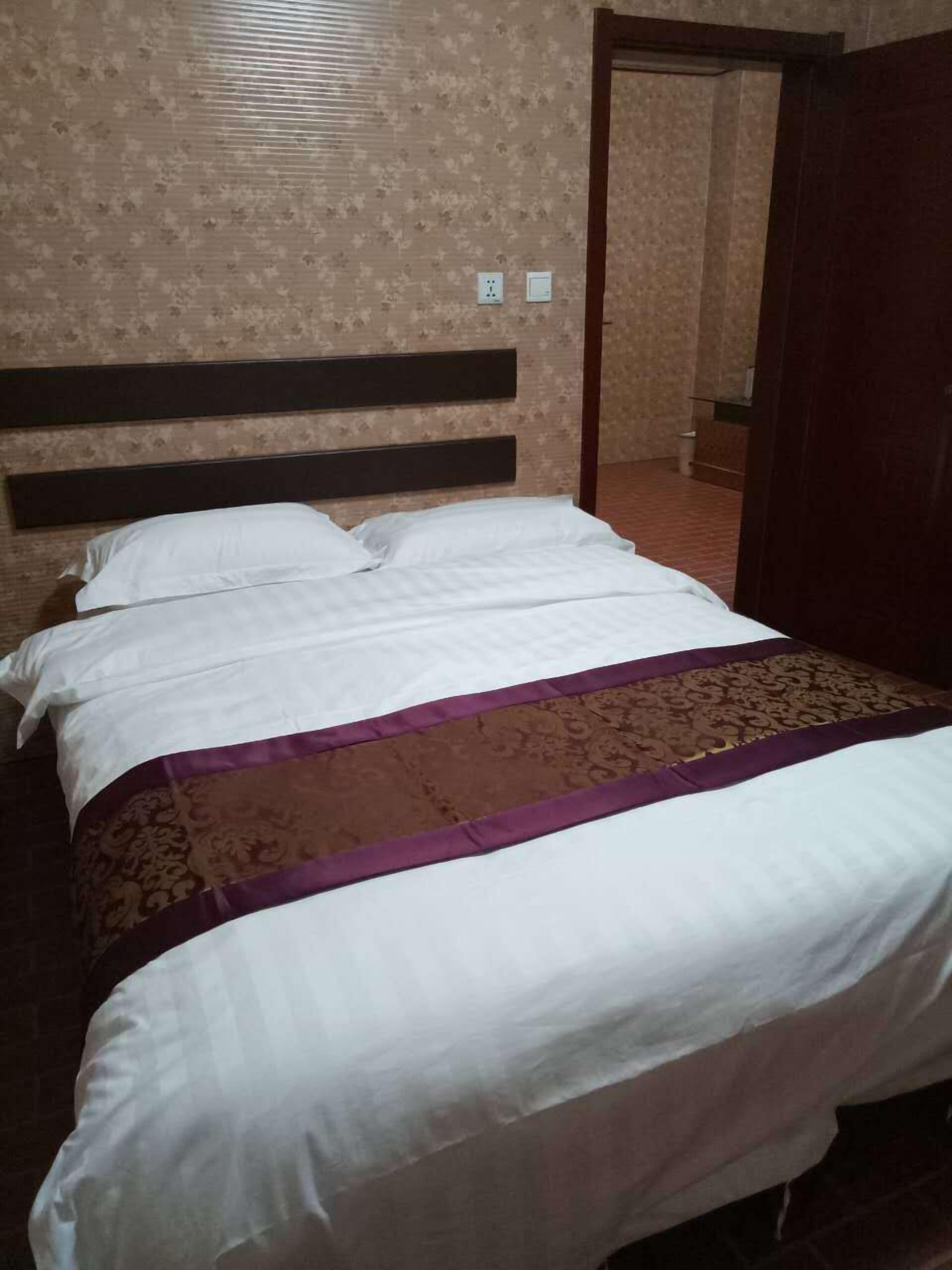 Business King Room | Desk, blackout drapes, iron/ironing board, free WiFi