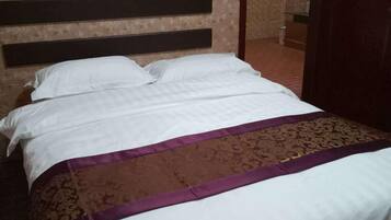 Business King Room | Desk, blackout drapes, iron/ironing board, free WiFi